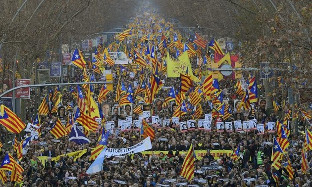 Espagne : au moins 200.000 manifestants à Barcelone contre le procès des indépendantistes