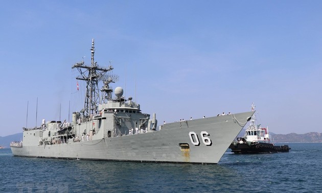 Deux navires de la Marine royale australienne en visite au Vietnam