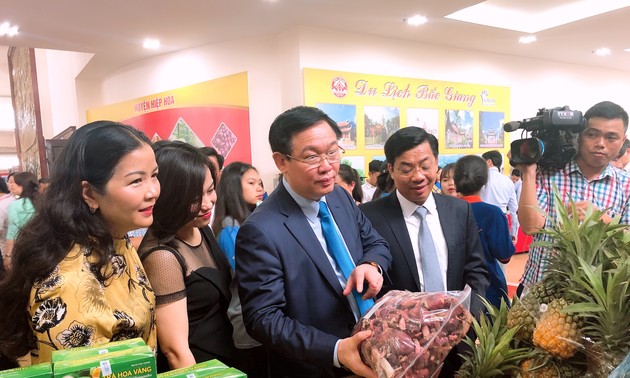 Vuong Dinh Huê au Forum sur la production et la vente des litchis de Bac Giang
