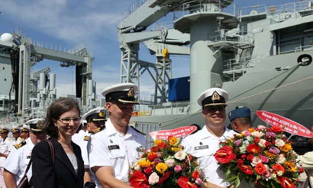 Deux navires de la Marine royale canadienne en visite au Vietnam