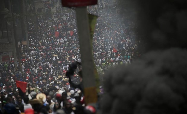 Haïti: des milliers de manifestants exigent la démission du président