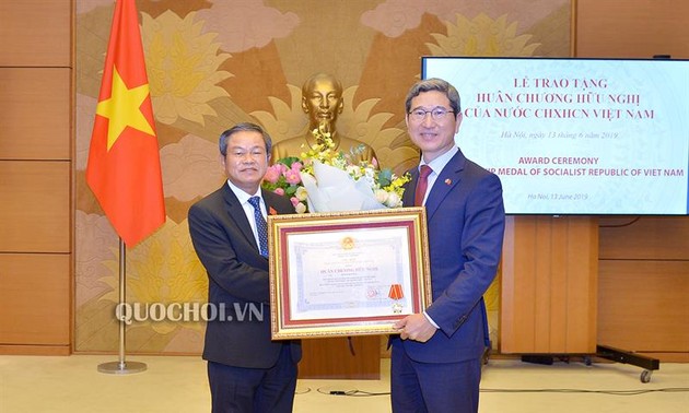 Dô Ba Ty décore le président du groupe parlementaire d’amitié   République de Corée-Vietnam