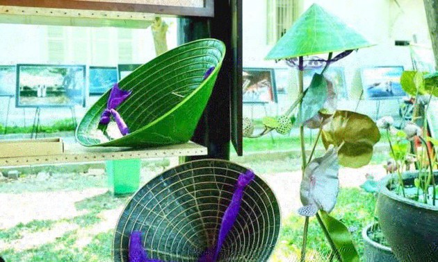 Nguyên Thanh Thao et les chapeaux coniques en feuille de lotus