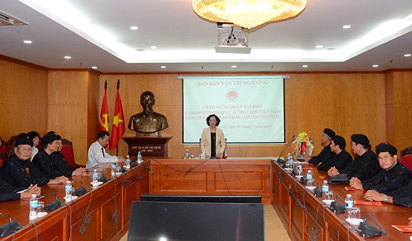 Réception de dignitaires bouddhistes par la présidente de la Commission de sensibilisation auprès de la population, Truong Thi Mai