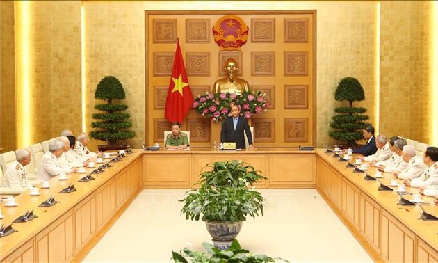 Nguyên Xuân Phuc reçoit d'anciens policiers venus en renfort dans le Sud