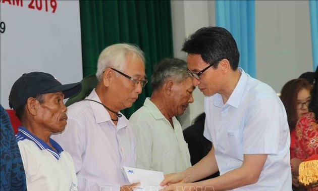 Vu Duc Dam offre des cadeaux à des victimes de l’agent orange de Phu Yên