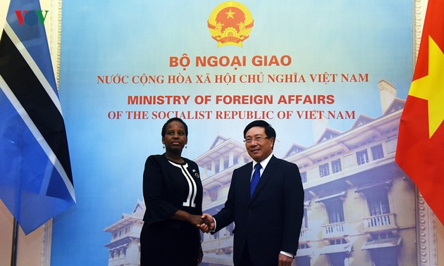 Entretien entre les ministres des Affaires étrangères du Vietnam et du Botswana