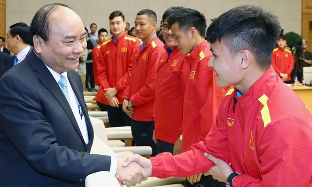 Nguyên Xuân Phuc encourage la sélection nationale de football en compétition en Thaïlande