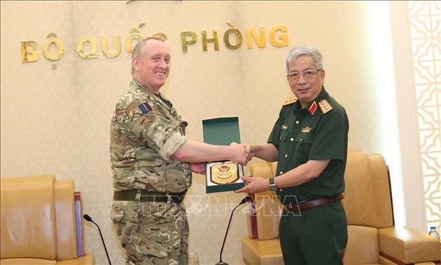 Des attachés militaires britanniques reçus à Hanoï