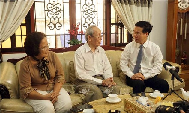 Vo Van Thuong  rend visite au professeur émérite Trân Hông Quân