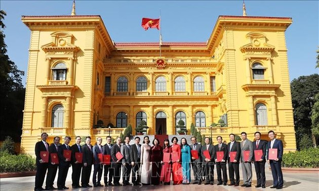 Dang Thi Ngoc Thinh remet leurs lettres de nomination aux nouveaux ambassadeurs vietnamiens