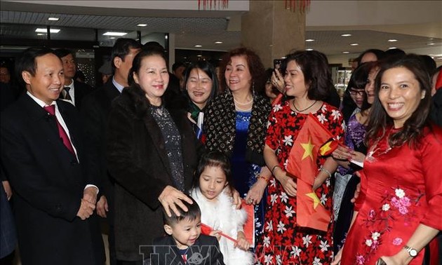 Nguyên Thi Kim Ngân rencontre des Vietnamiens vivant en Russie