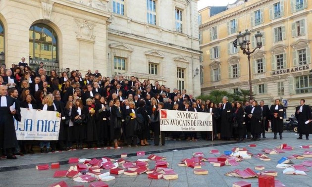 Grève du 6 janvier en France: face au silence du gouvernement, les avocats durcissent leur mouvement