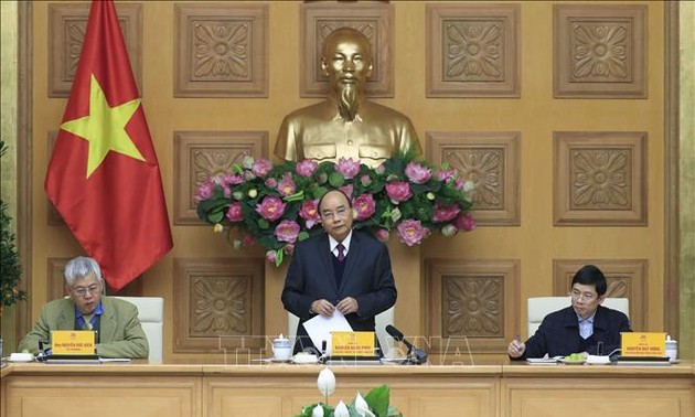 Le Premier ministre Nguyên Xuân Phuc travaille avec ses collaborateurs économiques