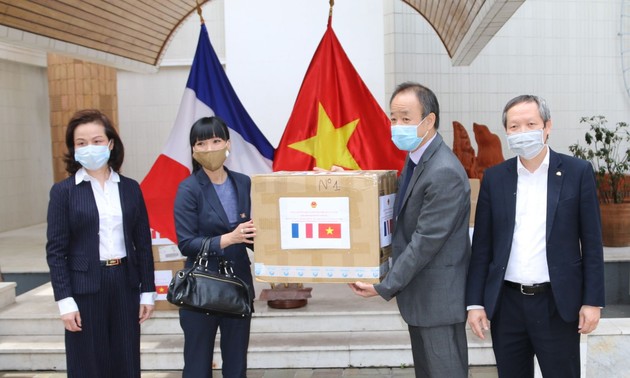 Le Vietnam offre des masques à la France   