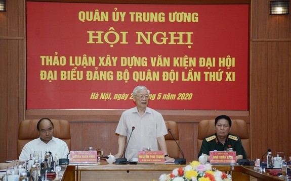 Nguyên Phu Trong participe à une réunion de la commission militaire centrale