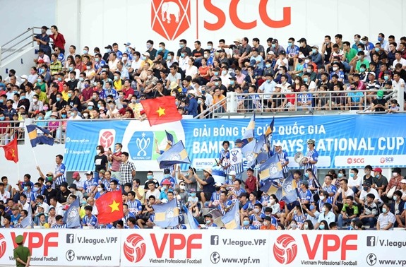 Football : le reprise du championnat vietnamien étonne et détonne