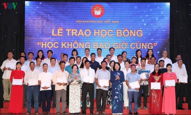 Dang Thi Ngoc Thinh remet des bourses d’études à des élèves du Nord