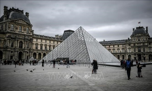 France: Après trois mois de fermeture, le Louvre rouvre ses portes