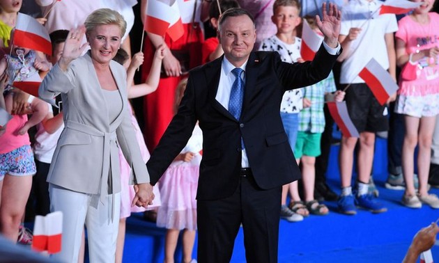 Pologne: le conservateur Andrzej Duda réélu président 