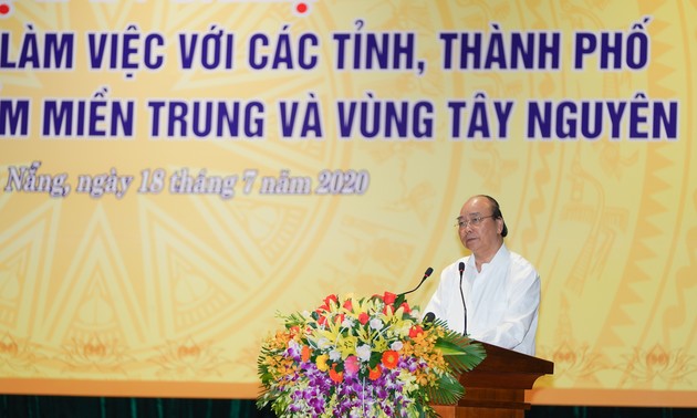Nguyên Xuân Phuc rencontre les responsables des localités du Centre