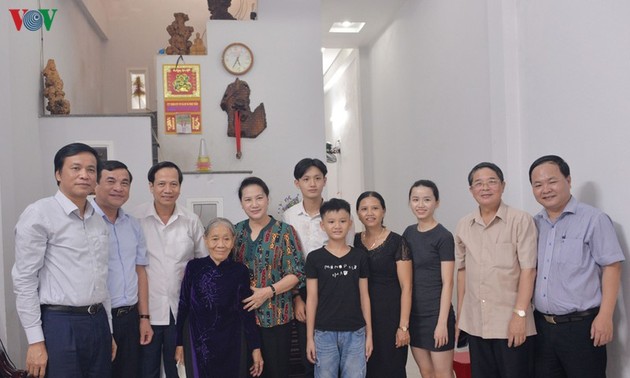Nguyên Thi Kim Ngân rencontre des mères vietnamiennes héroïques et des familles méritantes 