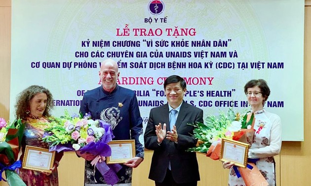 Trois experts médicaux internationaux honorés par le Vietnam 