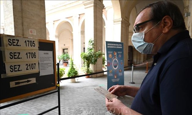 Italie: près d’un tiers des électeurs aux urnes dimanche malgré le coronavirus