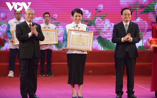 Le Vietnam honore ses meilleurs étudiants et élèves de 2020