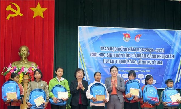 Remise de bourses Vu A Dinh aux élèves de Kon Tum