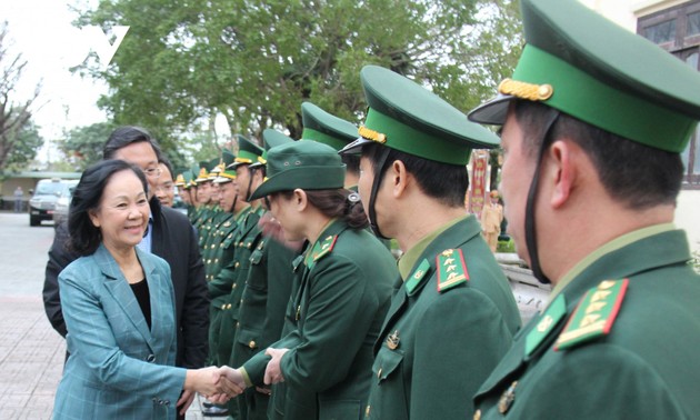 Truong Thi Mai rend visite à des unités d’armée à Quang Nam