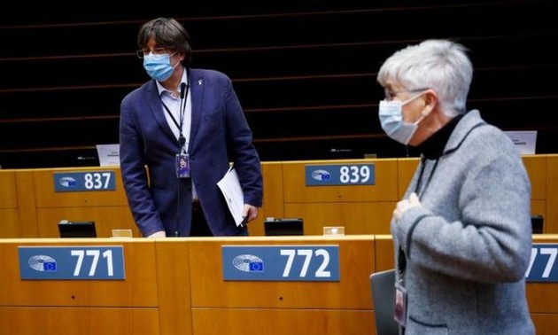 Le Parlement européen lève l’immunité des indépendantistes catalans Carles Puigdemont, Toni Comin et Clara Ponsati