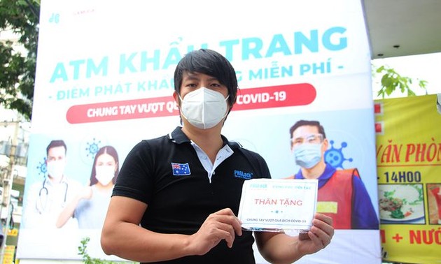 Hoàng Tuân Anh, l’inventeur de distributeurs de riz et de masques gratuits