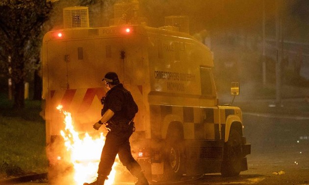 Royaume-Uni: nouvelle nuit d’émeutes, les conséquences du Brexit enflamment l’Irlande du Nord