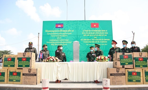 Covid-19: les garde-frontières vietnamiens remettent des équipements sanitaires au Laos et au Cambodge