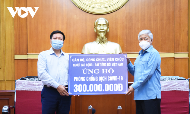 VOV fait un don de 300 millions de dôngs au Front de la Patrie du Vietnam