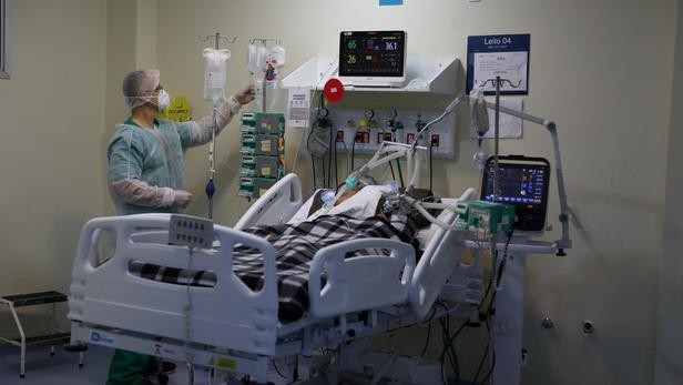 Covid-19 en France : Le nombre de personnes hospitalisées reste stable, celui des soins critiques baisse