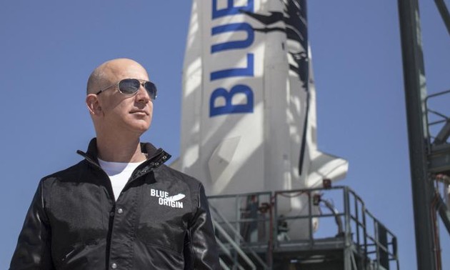 La capsule du milliardaire Jeff Bezos a atterri après son vol dans l'espace