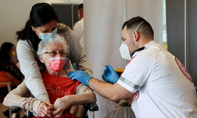 Israël, premier pays au monde à autoriser une 3e dose de vaccin anti-Covid-19 pour les plus de 60 ans