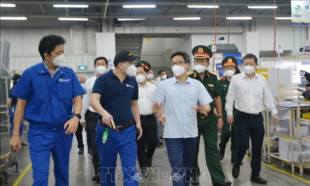 Le vice-Premier ministre Vu Duc Dam inspecte les activités de production à Thu Duc