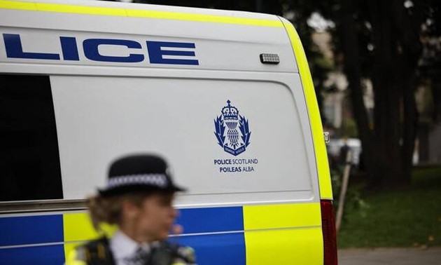 Royaume-Uni: L’antiterrorisme arrête trois hommes après l’explosion mortelle d’une voiture