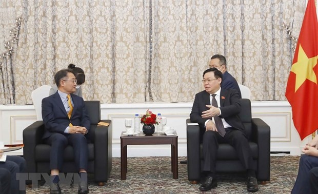 Vuong Dinh Huê reçoit des dirigeants de grandes entreprises coréennes