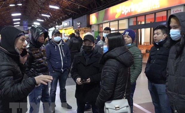 Plus de 800 Vietnamiens d'Ukraine sont arrivés sains et saufs en Roumanie