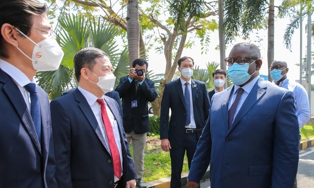 Le président Sierra Leone visite un pôle technologique à Hô Chi Minh-ville