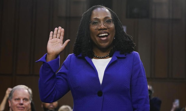 La juge Ketanji Brown Jackson devient la première femme noire confirmée à la Cour suprême américaine