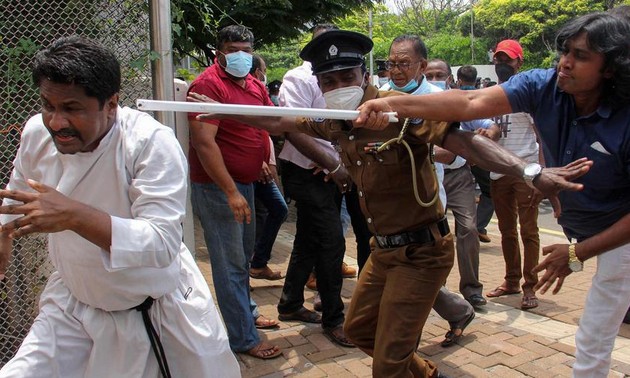 Sri Lanka: cinq morts, plus de 189 blessés et des coups de feu depuis la résidence du Premier ministre