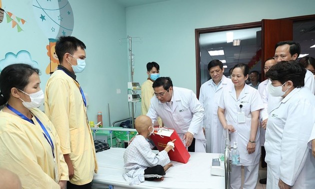 1er juin 2022: Pham Minh Chinh au chevet des petits patients