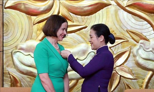 L’ambassadrice d’Australie reçoit l’insigne Pour la paix et l’amitié des peuples
