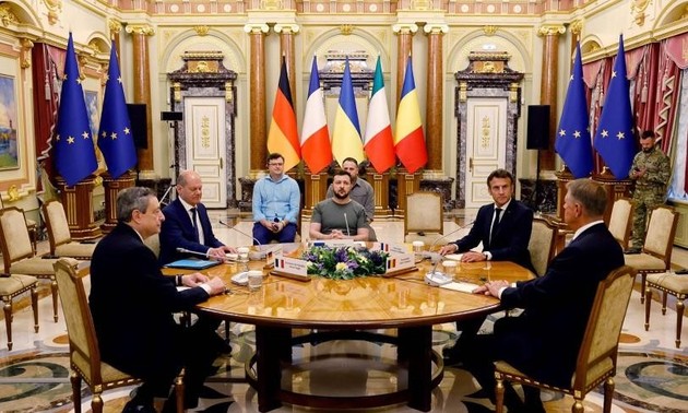 Ukraine: France, Allemagne, Italie et Roumanie pour un statut de candidat immédiat à l'UE