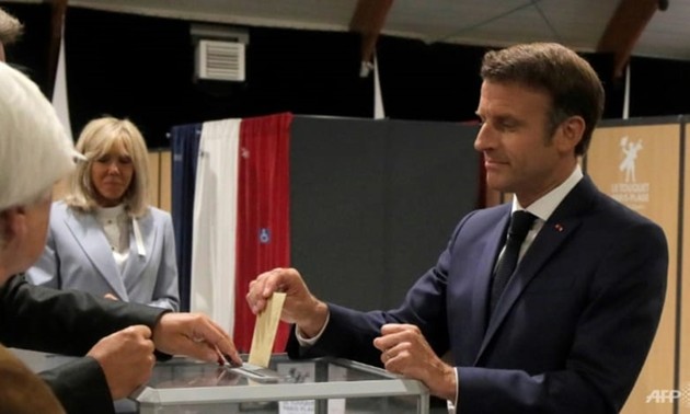 Législatives 2022: des résultats désavantageux pour Macron